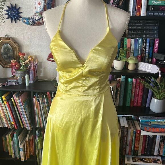 City Vibe Size 3 yellow Formal Gown Satin NWT - Picture 2 of 11